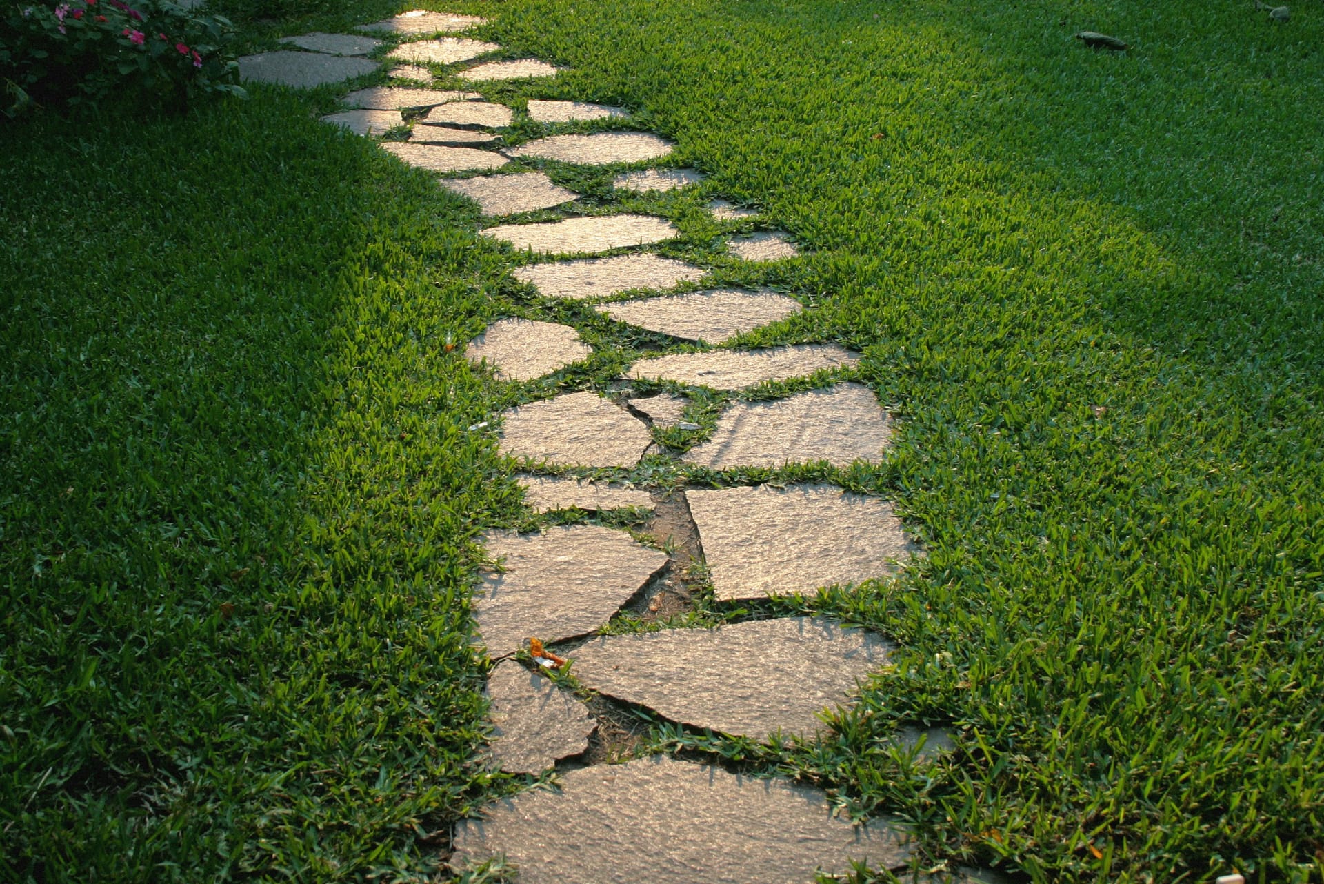Choosing Pavers and Stone for a Connecticut Patio or Walkway